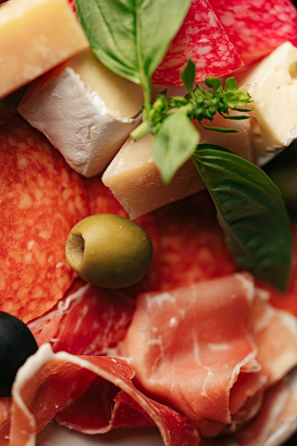 Antipasti-Platte mit Wurst, Käse und Oliven
