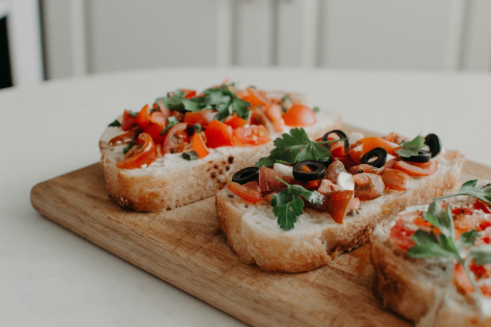 Bruschetta mit Tomaten und Basilikum