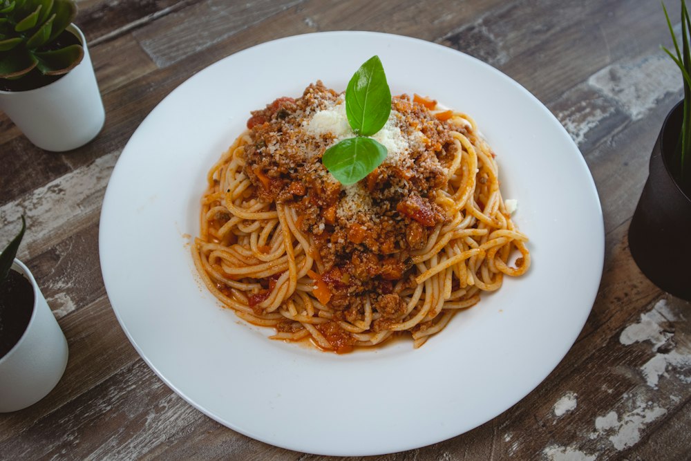Spaghetti Bolognese auf weißem Teller
