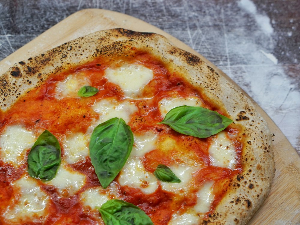 Pizza Margherita mit Basilikum