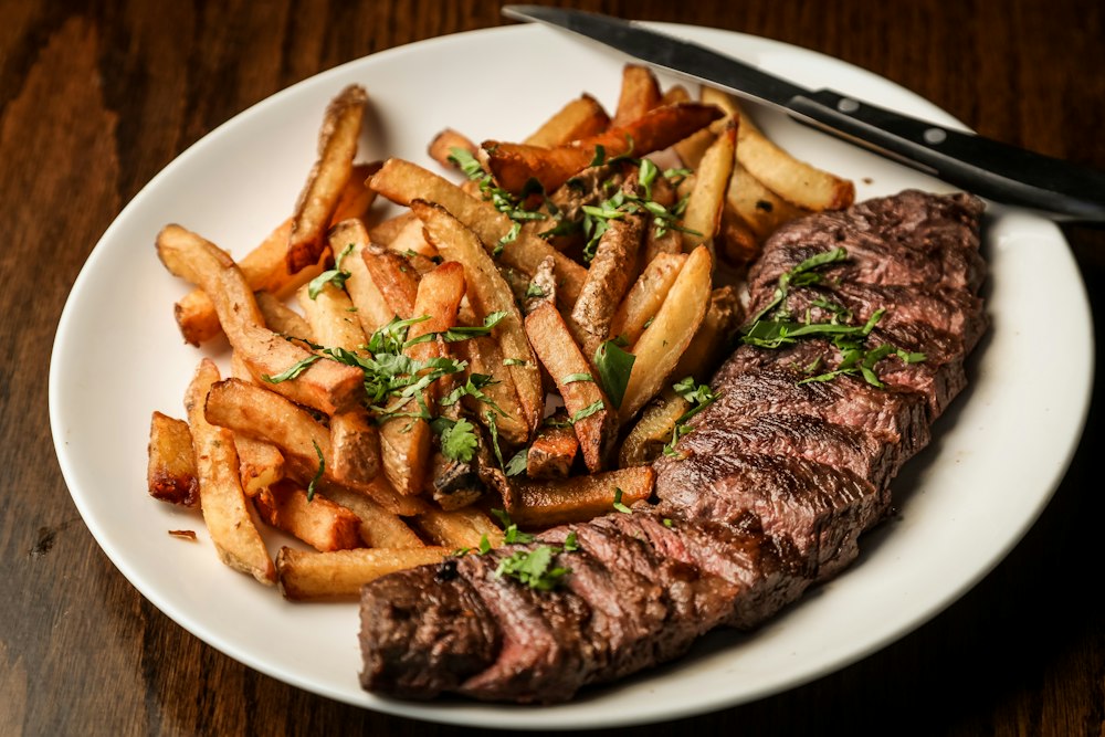 Gegrilltes Steak mit Pommes frites