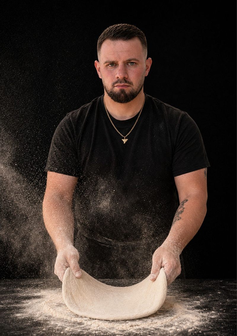 Inhaber Gaetano Nizza beim Ausziehen des Pizzateigs
